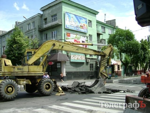 В Кременчуге перекрыли часть ул.Ленина и ул.Шевченко: идет ремонт В Кременчуге перекрыли часть ул.Ленина и ул.Шевченко: идет ремонт