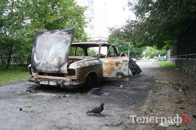 В Кременчуге загорелся, а потом взорвался "Москвич" В Кременчуге загорелся, а потом взорвался "Москвич"