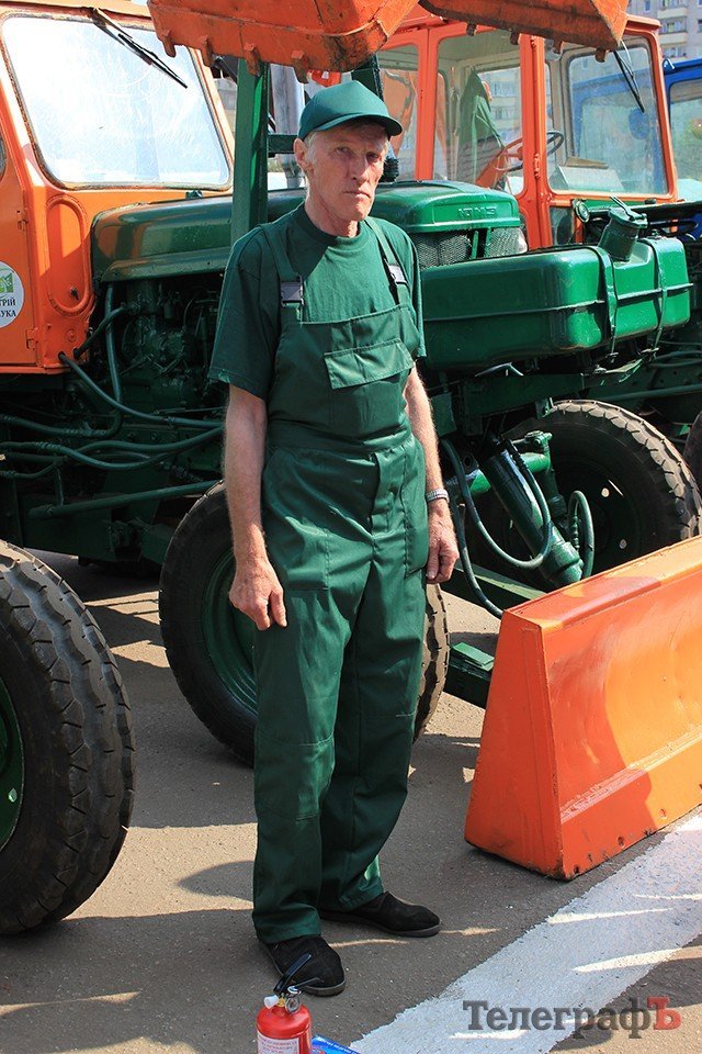 Кременчугские коммунальщики жалуются на новую форму одежды Кременчугские коммунальщики жалуются на новую форму одежды