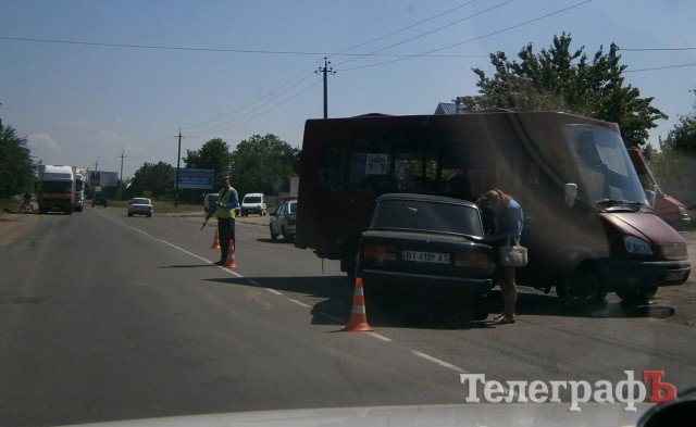 На въезде в Кременчуг столкнулась маршрутка и "Жигули" На въезде в Кременчуг столкнулась маршрутка и "Жигули"