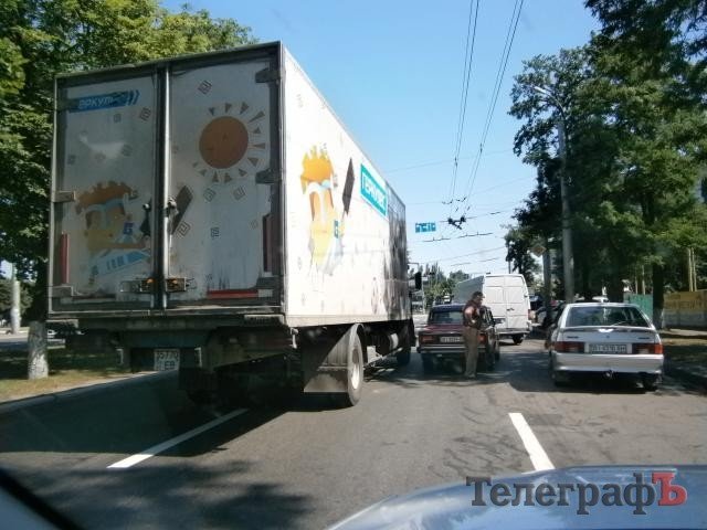 На въезде в Кременчуг столкнулась маршрутка и "Жигули" На въезде в Кременчуг столкнулась маршрутка и "Жигули"