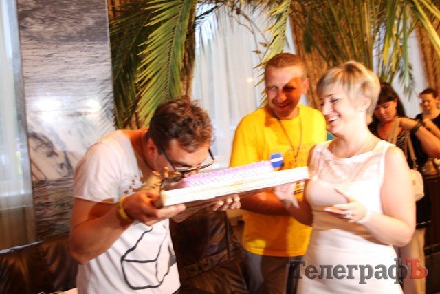 В Кременчуге изготовили фото-торт с лицами популярных украинских исполнителей В Кременчуге изготовили фото-торт с лицами популярных украинских исполнителей