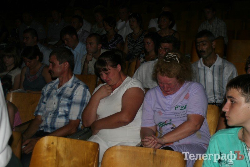 В Кременчугской детской колонии парни пели и плясали, а матери плакали навзрыд В Кременчугской детской колонии парни пели и плясали, а матери плакали навзрыд