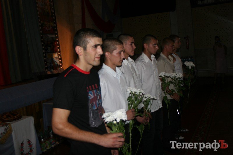 В Кременчугской детской колонии парни пели и плясали, а матери плакали навзрыд В Кременчугской детской колонии парни пели и плясали, а матери плакали навзрыд