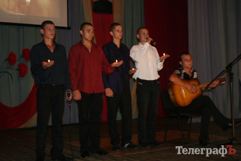 В Кременчугской детской колонии парни пели и плясали, а матери плакали навзрыд В Кременчугской детской колонии парни пели и плясали, а матери плакали навзрыд