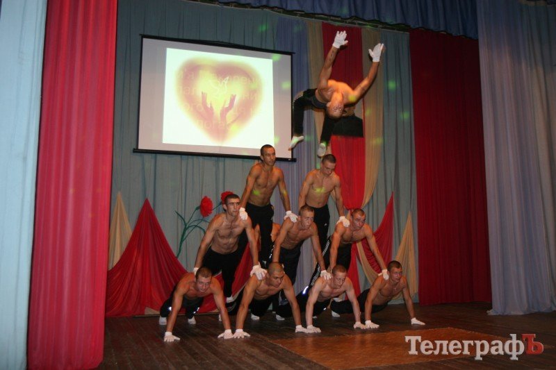 В Кременчугской детской колонии парни пели и плясали, а матери плакали навзрыд В Кременчугской детской колонии парни пели и плясали, а матери плакали навзрыд