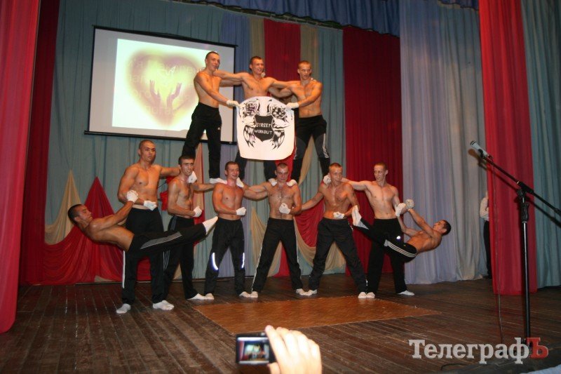 В Кременчугской детской колонии парни пели и плясали, а матери плакали навзрыд В Кременчугской детской колонии парни пели и плясали, а матери плакали навзрыд