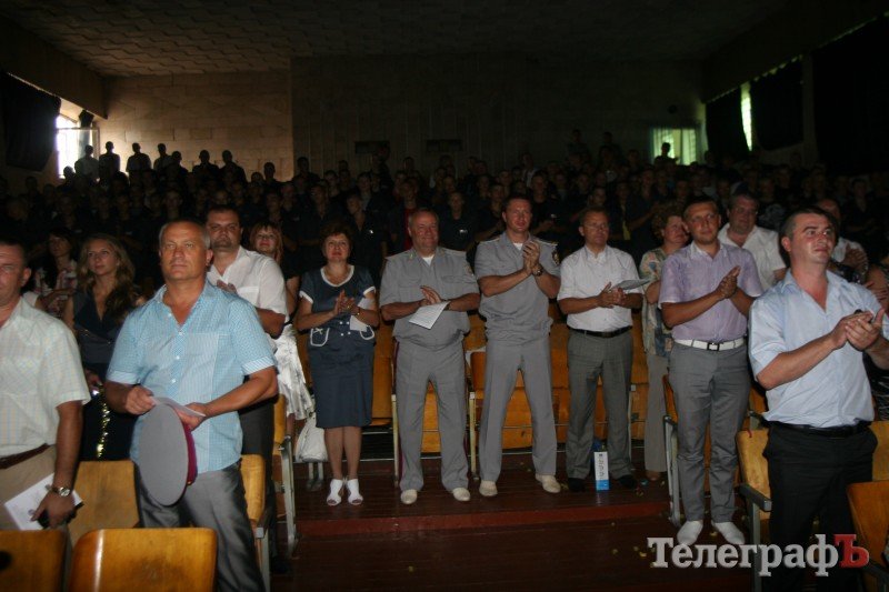 В Кременчугской детской колонии парни пели и плясали, а матери плакали навзрыд В Кременчугской детской колонии парни пели и плясали, а матери плакали навзрыд