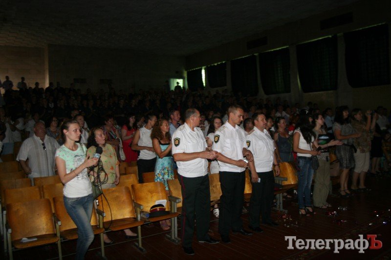 В Кременчугской детской колонии парни пели и плясали, а матери плакали навзрыд В Кременчугской детской колонии парни пели и плясали, а матери плакали навзрыд