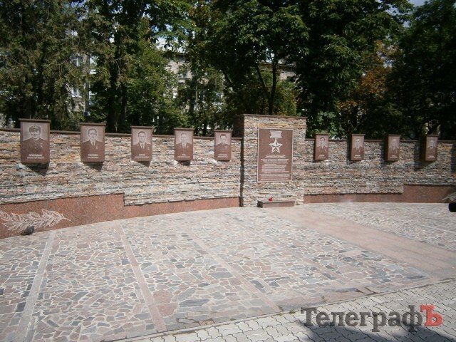 На стеле Героев СССР «лопнул» портрет Таптунова На стеле Героев СССР «лопнул» портрет Таптунова