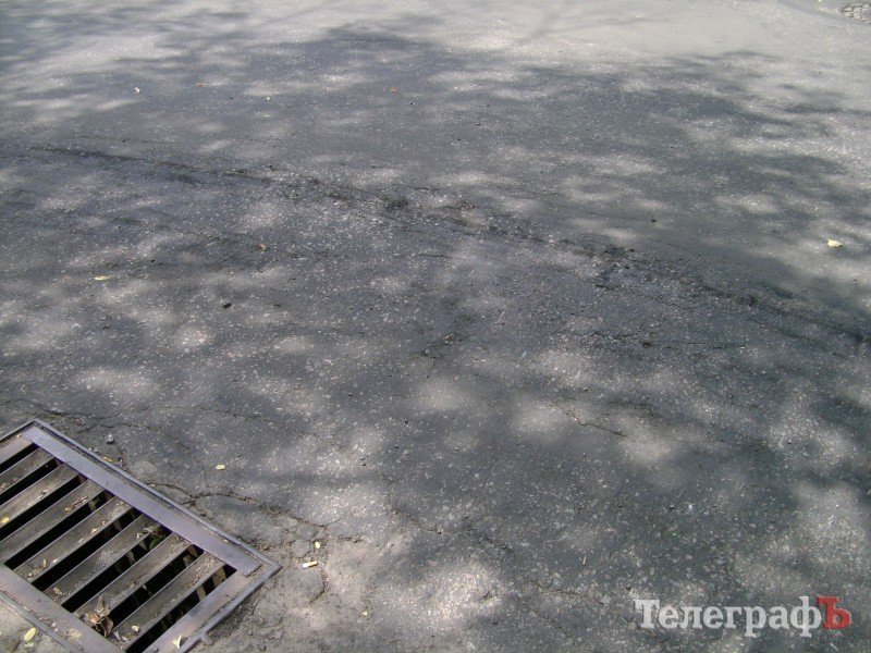 Как фуры уничтожают асфальт в центре Кременчуга Как фуры уничтожают асфальт в центре Кременчуга