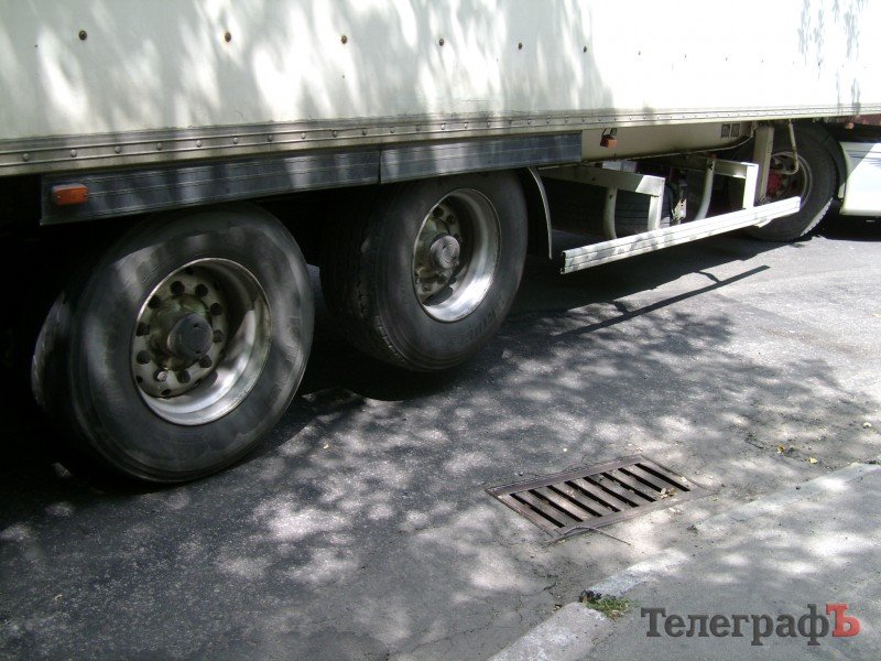 Как фуры уничтожают асфальт в центре Кременчуга Как фуры уничтожают асфальт в центре Кременчуга