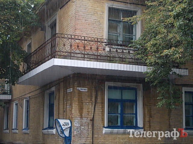 В центре Кременчуга на несколько аварийных балконов стало меньше В центре Кременчуга на несколько аварийных балконов стало меньше