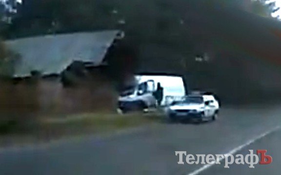 Под Кременчугом микроавтобус врезался в гараж Под Кременчугом микроавтобус врезался в гараж