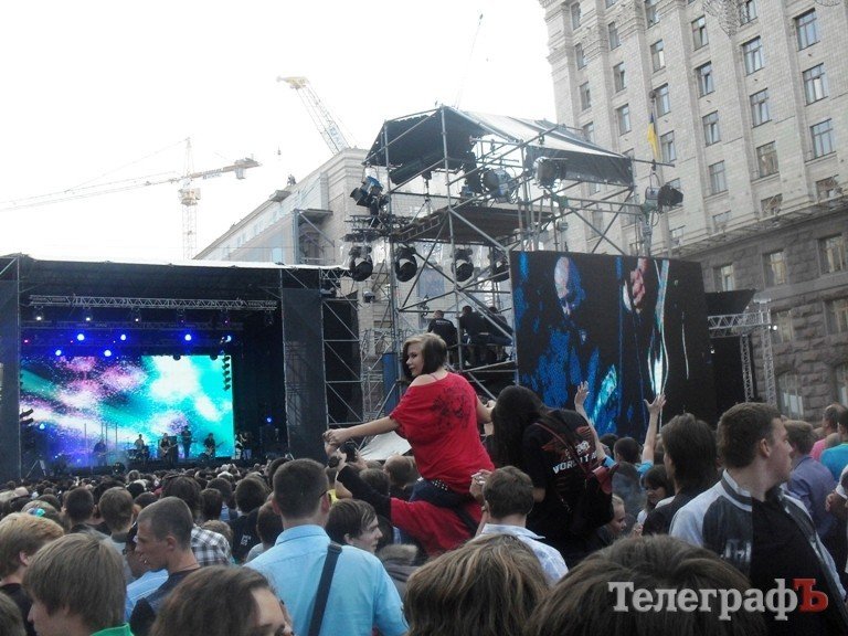 Про РОК, релігію та китайський ліхтарик: репортаж із концерту на честь 1025-річчя Хрещення Київської Русі Про РОК, релігію та китайський ліхтарик: репортаж із концерту на честь 1025-річчя Хрещення Київської Русі