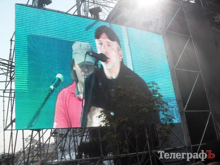 Про РОК, релігію та китайський ліхтарик: репортаж із концерту на честь 1025-річчя Хрещення Київської Русі Про РОК, релігію та китайський ліхтарик: репортаж із концерту на честь 1025-річчя Хрещення Київської Русі