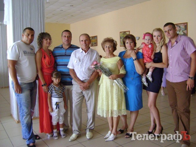 На своє золоте весілля кременчужанка одягла сукню, в якій виходила заміж 50 років тому На своє золоте весілля кременчужанка одягла сукню, в якій виходила заміж 50 років тому