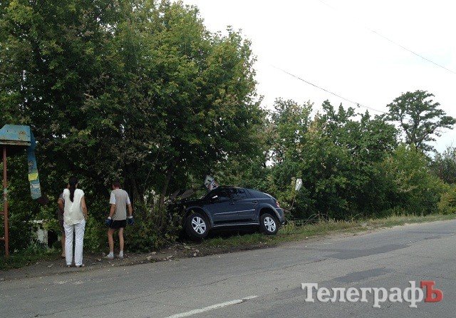В Кременчуге джип Mercedes GL въехал в электроопору В Кременчуге джип Mercedes GL въехал в электроопору