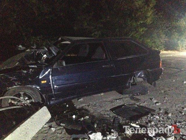 В Кременчуге «ВАЗ» слетел с дороги и снёс электроопору В Кременчуге «ВАЗ» слетел с дороги и снёс электроопору