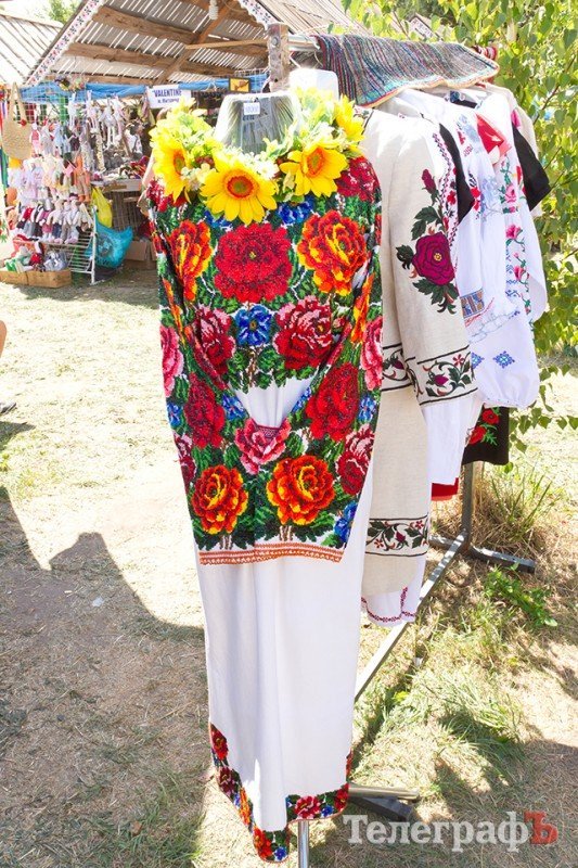 Самая дорогая вышиванка Сорочинской ярмарки стоит 10 тыс грн Самая дорогая вышиванка Сорочинской ярмарки стоит 10 тыс грн