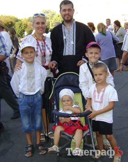 В Кременчуге в честь Дня Независимости состоялся парад вышиванок В Кременчуге в честь Дня Независимости состоялся парад вышиванок