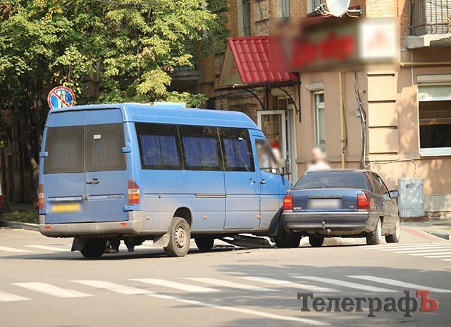 В центре Кременчуга столкнулись Mercedes и Opel В центре Кременчуга столкнулись Mercedes и Opel