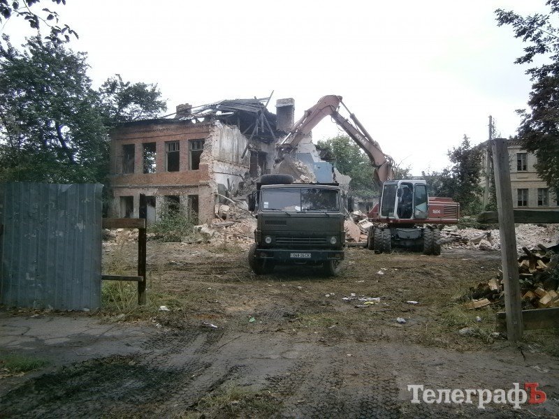 На улице Красина разбирают «приют для бомжей» На улице Красина разбирают «приют для бомжей»