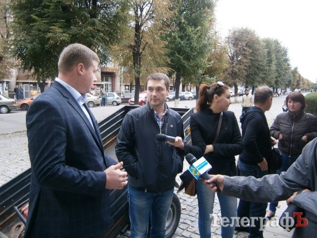 В Кременчуге на ул. Ленина идет словесная "война" возле «Буфета» В Кременчуге на ул. Ленина идет словесная "война" возле «Буфета»