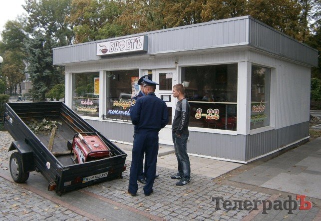 В Кременчуге на ул. Ленина идет словесная "война" возле «Буфета» В Кременчуге на ул. Ленина идет словесная "война" возле «Буфета»