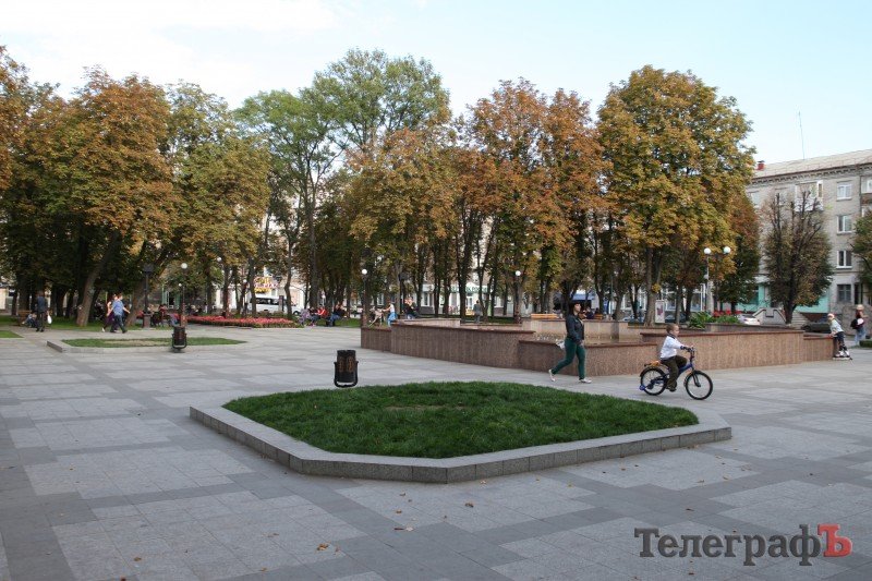 В сквере "Октябрьский" спилили вторую голубую ель В сквере "Октябрьский" спилили вторую голубую ель