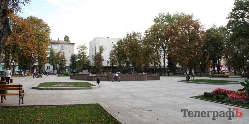 В сквере "Октябрьский" спилили вторую голубую ель В сквере "Октябрьский" спилили вторую голубую ель