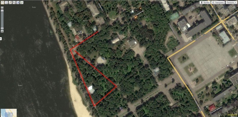 В Приднепровском парке заблудился грузовик В Приднепровском парке заблудился грузовик