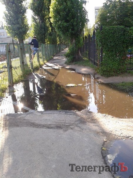 Депутат Лозовик просит власти убрать огромную лужу возле 6-й гимназии и 59-го садика Депутат Лозовик просит власти убрать огромную лужу возле 6-й гимназии и 59-го садика