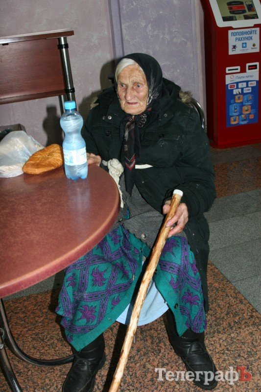 В Кременчуге 89-летняя бабушка уже неделю живет на ж/д вокзале В Кременчуге 89-летняя бабушка уже неделю живет на ж/д вокзале