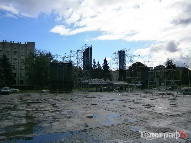 Подготовка ко Дню города: на площади Победы устанавливают трибуну и сцену Подготовка ко Дню города: на площади Победы устанавливают трибуну и сцену