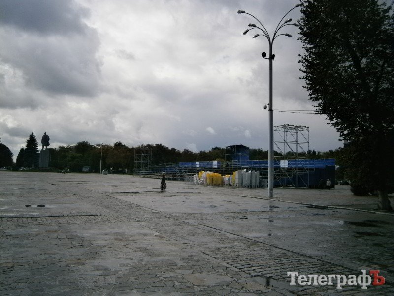 Подготовка ко Дню города: на площади Победы устанавливают трибуну и сцену Подготовка ко Дню города: на площади Победы устанавливают трибуну и сцену