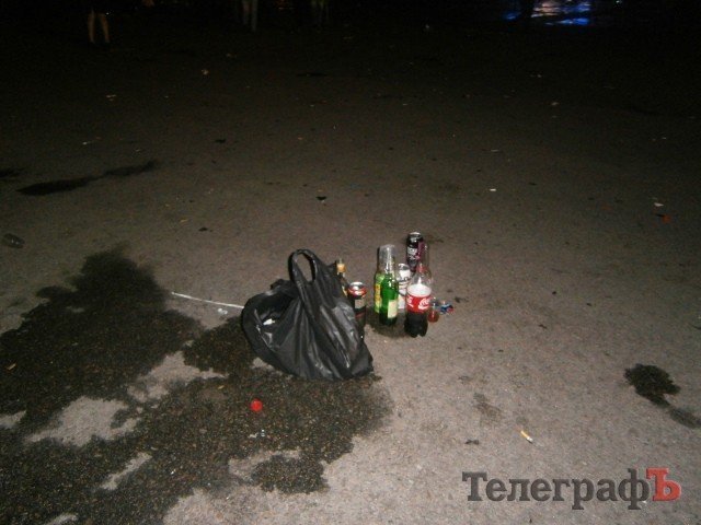 Кременчугская традиция: после концерта площадь Победы утонула в мусоре Кременчугская традиция: после концерта площадь Победы утонула в мусоре