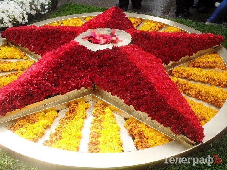 В Кременчуге на Параде цветов показали мини-мемориал Вечно живым, переправу через Днепр и цветочную корову В Кременчуге на Параде цветов показали мини-мемориал Вечно живым, переправу через Днепр и цветочную корову