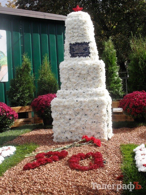 В Кременчуге на Параде цветов показали мини-мемориал Вечно живым, переправу через Днепр и цветочную корову В Кременчуге на Параде цветов показали мини-мемориал Вечно живым, переправу через Днепр и цветочную корову