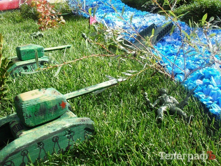 В Кременчуге на Параде цветов показали мини-мемориал Вечно живым, переправу через Днепр и цветочную корову В Кременчуге на Параде цветов показали мини-мемориал Вечно живым, переправу через Днепр и цветочную корову