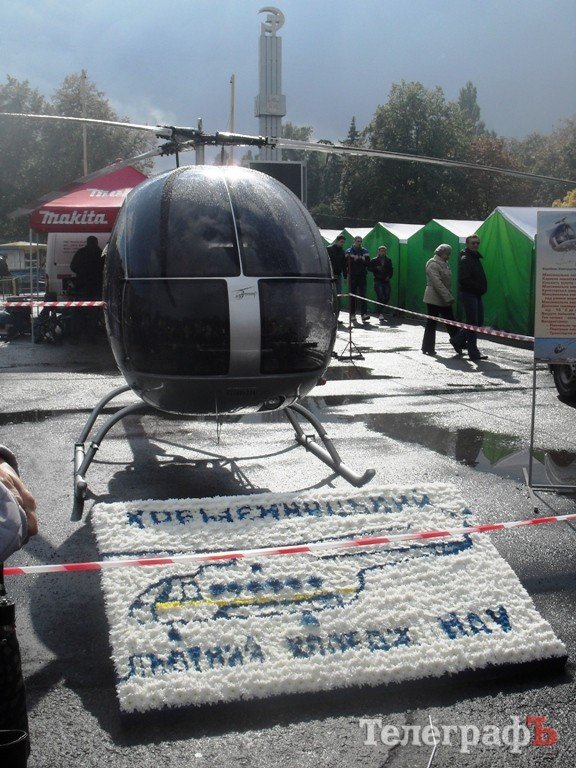 В Кременчуге на Параде цветов показали мини-мемориал Вечно живым, переправу через Днепр и цветочную корову В Кременчуге на Параде цветов показали мини-мемориал Вечно живым, переправу через Днепр и цветочную корову