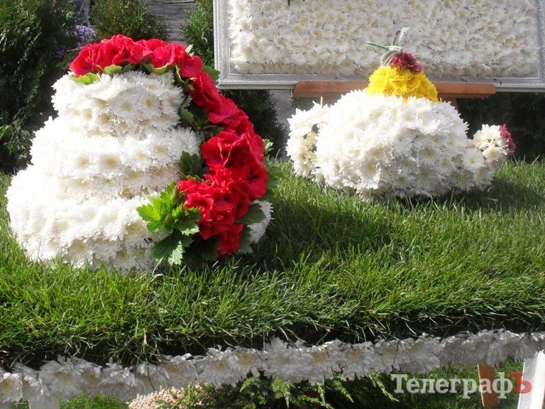 В Кременчуге на Параде цветов показали мини-мемориал Вечно живым, переправу через Днепр и цветочную корову В Кременчуге на Параде цветов показали мини-мемориал Вечно живым, переправу через Днепр и цветочную корову