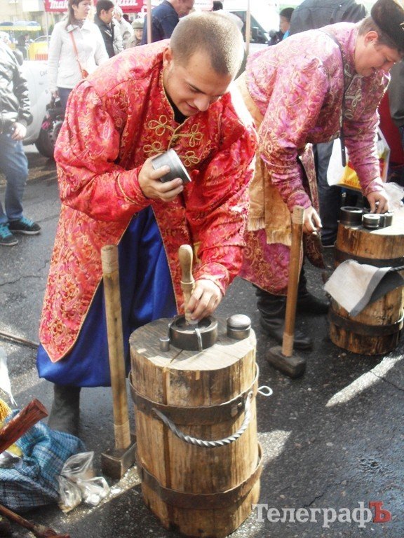 В Кременчуге на Параде цветов показали мини-мемориал Вечно живым, переправу через Днепр и цветочную корову В Кременчуге на Параде цветов показали мини-мемориал Вечно живым, переправу через Днепр и цветочную корову
