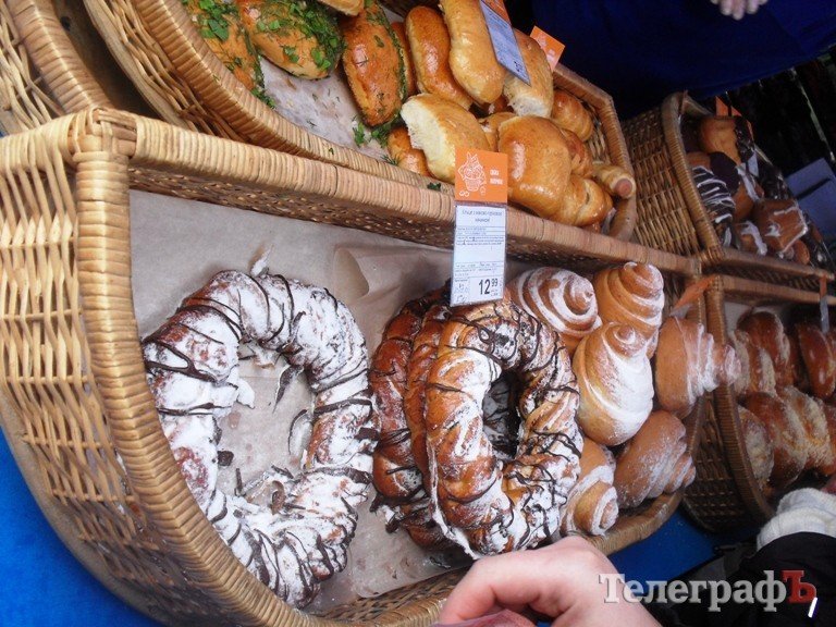 В Кременчуге на Параде цветов показали мини-мемориал Вечно живым, переправу через Днепр и цветочную корову В Кременчуге на Параде цветов показали мини-мемориал Вечно живым, переправу через Днепр и цветочную корову