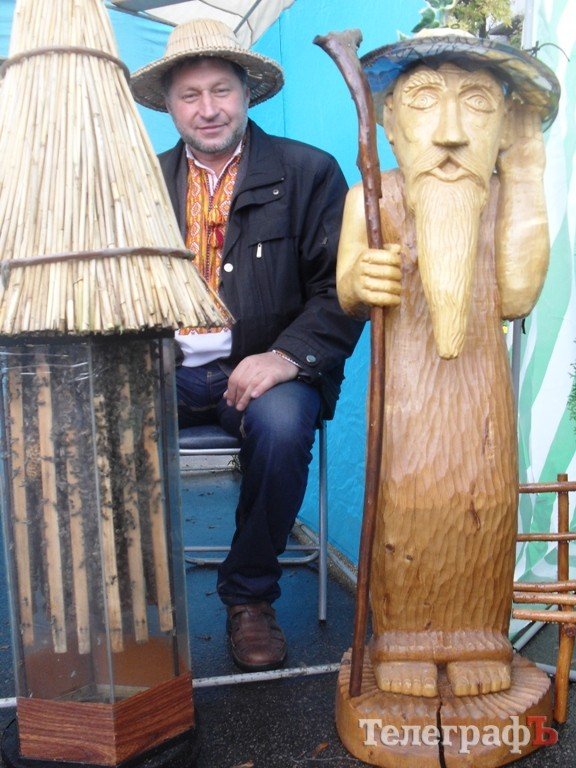 В Кременчуге на Параде цветов показали мини-мемориал Вечно живым, переправу через Днепр и цветочную корову В Кременчуге на Параде цветов показали мини-мемориал Вечно живым, переправу через Днепр и цветочную корову