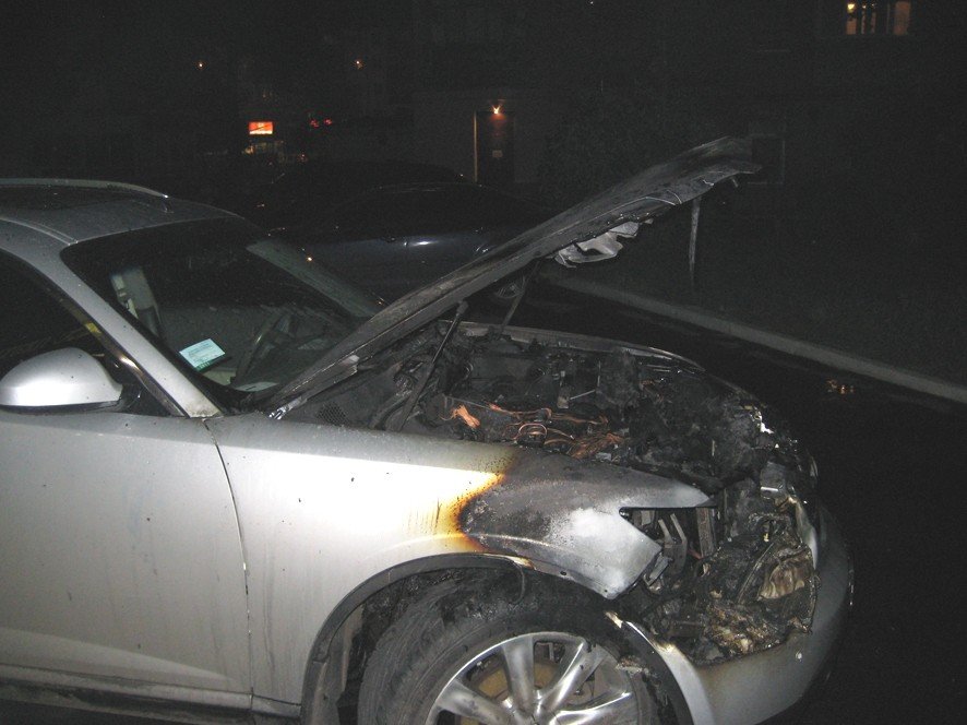 В Полтаве депутату горсовета сожгли автомобиль Infiniti-FX35 В Полтаве депутату горсовета сожгли автомобиль Infiniti-FX35