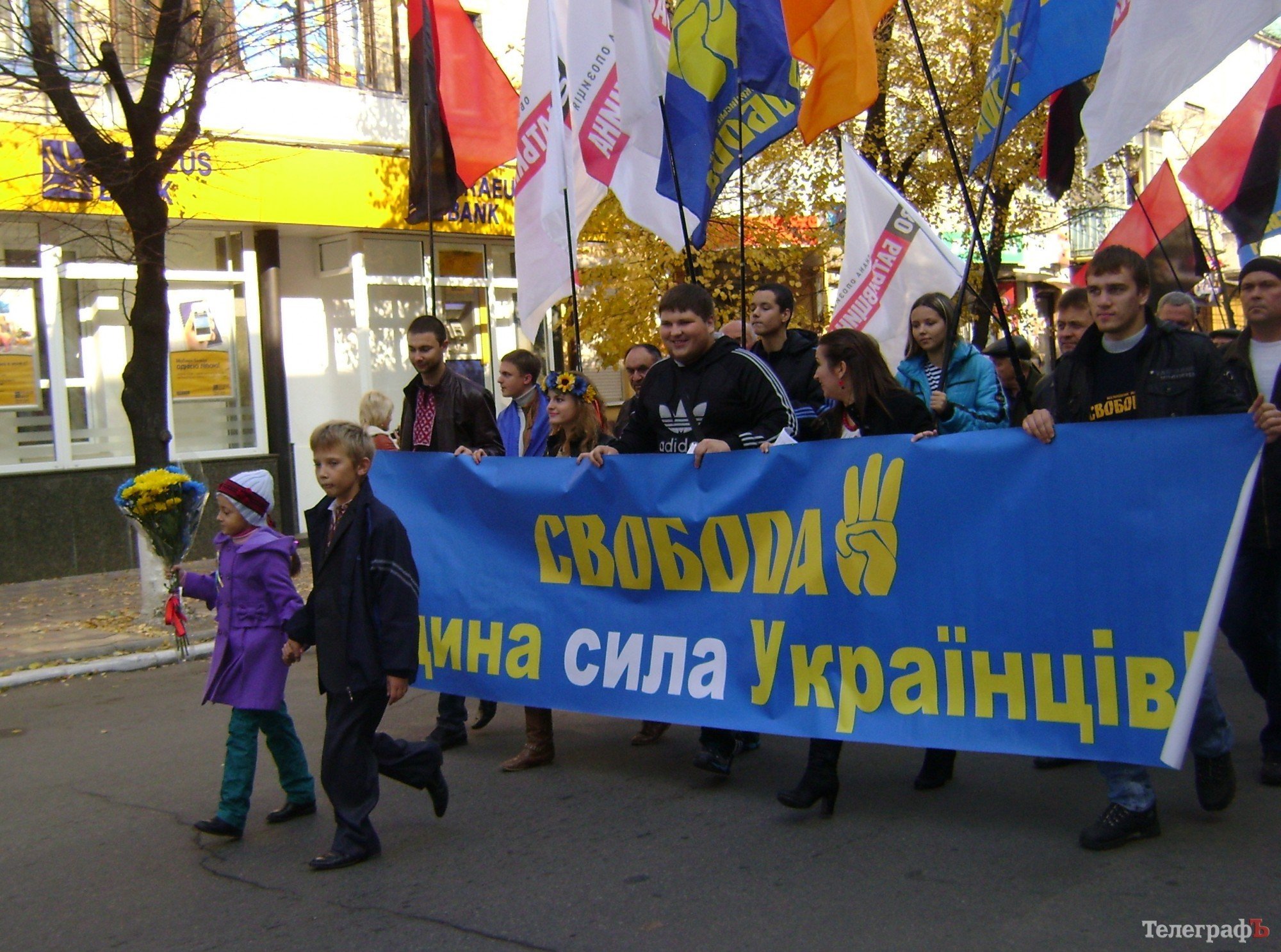 «Україна понад усе» - казаки и их последователи прошлись по центру Кременчуга «Україна понад усе» - казаки и их последователи прошлись по центру Кременчуга