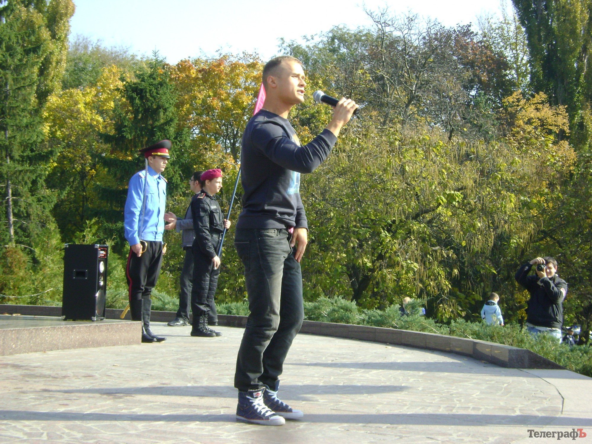 «Україна понад усе» - казаки и их последователи прошлись по центру Кременчуга «Україна понад усе» - казаки и их последователи прошлись по центру Кременчуга