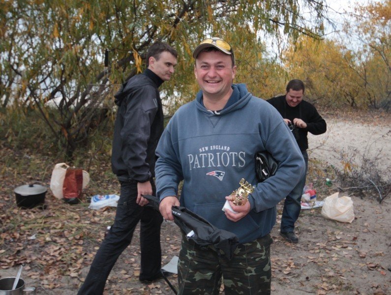 На берегу Днепра на нудистском пляже рыбаки завершили сезон рыбной ловли На берегу Днепра на нудистском пляже рыбаки завершили сезон рыбной ловли