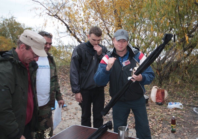 На берегу Днепра на нудистском пляже рыбаки завершили сезон рыбной ловли На берегу Днепра на нудистском пляже рыбаки завершили сезон рыбной ловли